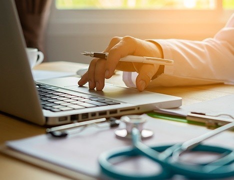 Лікувальні заклади країни переходять на електронну систему видачі лікарняних листків